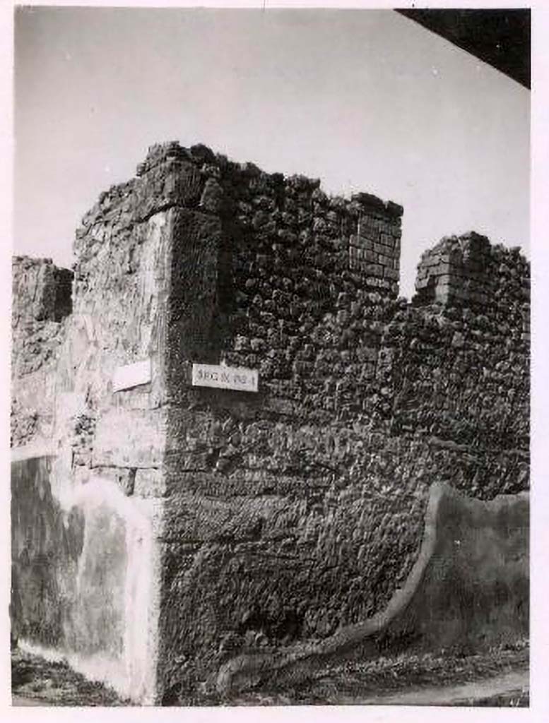 Vicolo di Tesmo, Pompeii. Pre-1943.
Looking west to exterior façade of IX.2.16 at junction with Vicolo di Balbo. Photo by Tatiana Warscher.
See Warscher, T. Codex Topographicus Pompeianus, IX.2. (1943), Swedish Institute, Rome. (no.85.)
