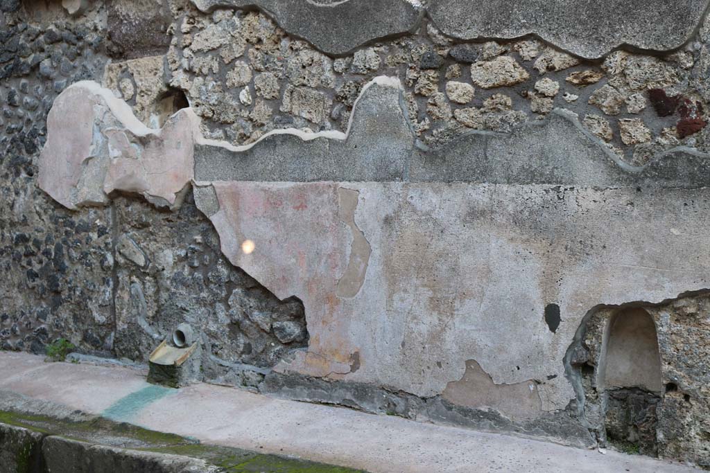 Vicolo di Tesmo, east side at IX.7.20, Pompeii. December 2018.
Looking towards plaster decoration with two niches set behind it. Photo courtesy of Aude Durand.
