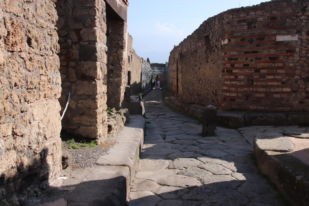 Vicolo di Tesmo, Pompeii. October 2022.
Looking south from IX.7.19, on left, and junction with Vicolo di Balbo, on right. Photo courtesy of Klaus Heese.