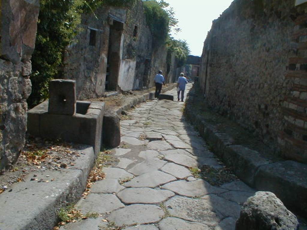 Vicolo di Tesmo. Looking south from junction. September 2004.