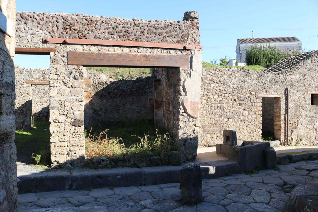 Vicolo di Tesmo, Pompeii. December 2018.
Looking east from junction with Vicolo di Balbo towards IX.7.18, in centre. Photo courtesy of Aude Durand.