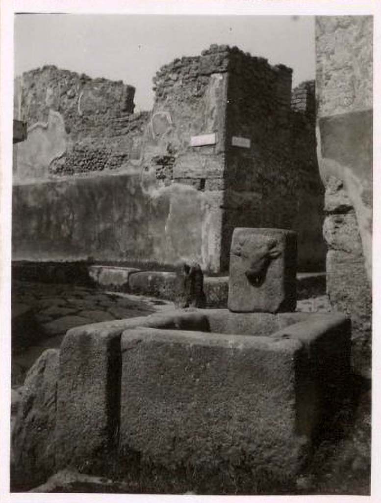 Vicolo di Tesmo, Pompeii. Pre-1943.
Looking north towards junction with Vicolo di Balbo. Photo by Tatiana Warscher.
See Warscher, T. Codex Topographicus Pompeianus, IX.1. (1943), Swedish Institute, Rome, (no.164).