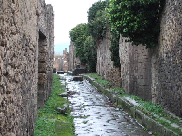 Vicolo di Tesmo from the southern end with its junction with Via dell’Abbondanza. Looking south across junction into Vicolo del Citarista. May 2005.