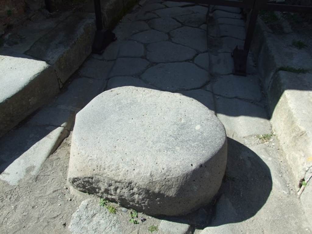 Vicolo di Tesmo between IX.1 and IX.7. Stepping stone at junction with Via dell’Abbondanza. Looking north. March 2009. 