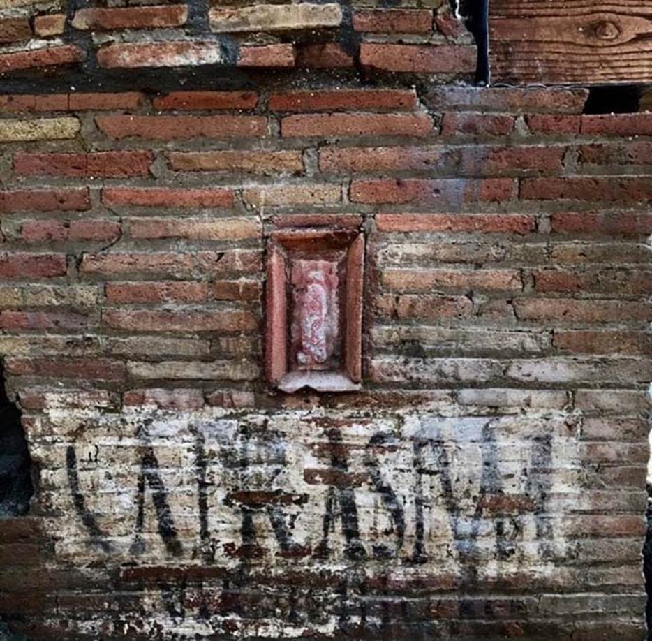Vicolo dei Balconi, under excavation, June 2018. Wall with terracotta phallus plaque and electoral inscription to Caprasium.
Vicolo dei Balconi, in fase di scavo, giugno 2018. Muro con targa fallo di terracotta e iscrizione elettorale a Caprasium.
Photograph © of Parco Archeologico di Pompei.
