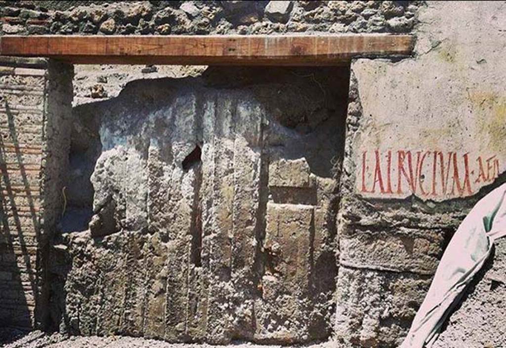 Vicolo c.d. dei Balconi, at north-west corner of junction with Vicolo delle Nozze Argento. June 2018.
Last entrance to the east on the north side of Vicolo delle Nozze Argento with impression of doors in the ash and electoral inscription.
Photograph courtesy of Parco Archeologico di Pompei.