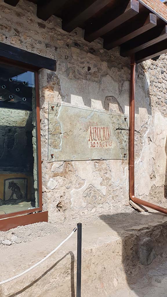 V.3, Pompeii. August 2021. 
South side of entrance doorway B1 on Vicolo dei Balconi with painted graffiti.
Foto Annette Haug, ERC Grant 681269 DÉCOR.

