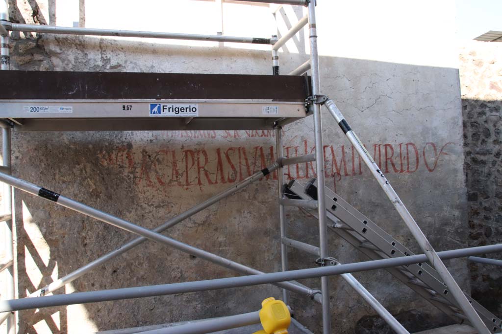 Vicolo dei Balconi, Pompeii. September 2021. East side with part of red-painted inscription …M CAPRASIVM FELICEM II VIR I D OVF. 
Photo courtesy of Klaus Heese.
