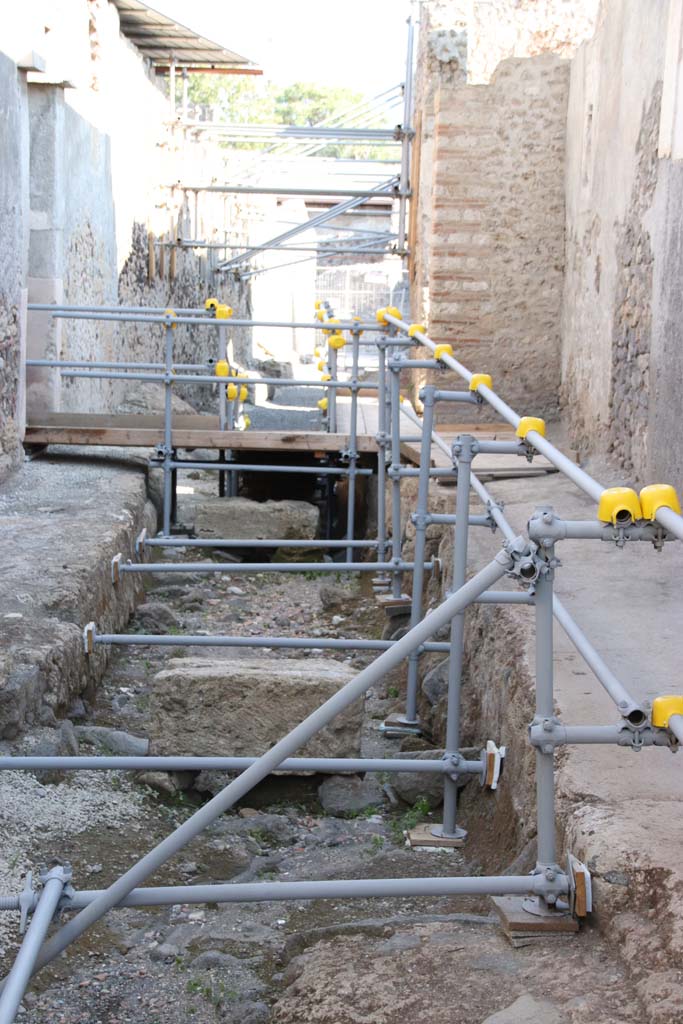 Vicolo dei Balconi, Pompeii. September 2021. Looking south.
V.3, doorway to Casa del Giardino, on left. 
For the purpose of this roadway, we shall call this entrance doorway (10). Photo courtesy of Klaus Heese.

