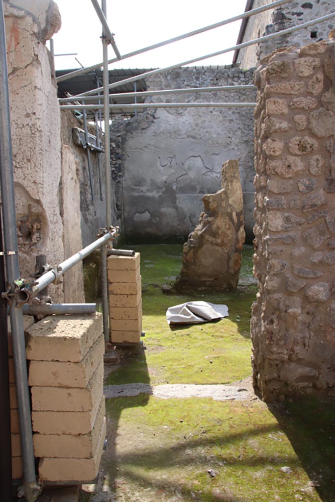 Vicolo dei Balconi, Pompeii. October 2022. 
Looking west to entrance doorway into room (A14) on north side of atrium of Casa di Orione.
Photo courtesy of Klaus Heese.
