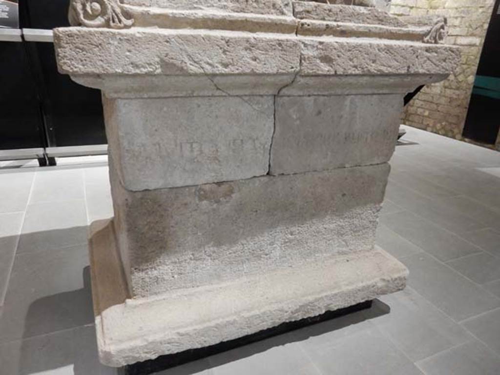 Tempio dionisiaco in località Sant’Abbondio di Pompei. May 2018. Front of altar.
Photo courtesy of Buzz Ferebee.