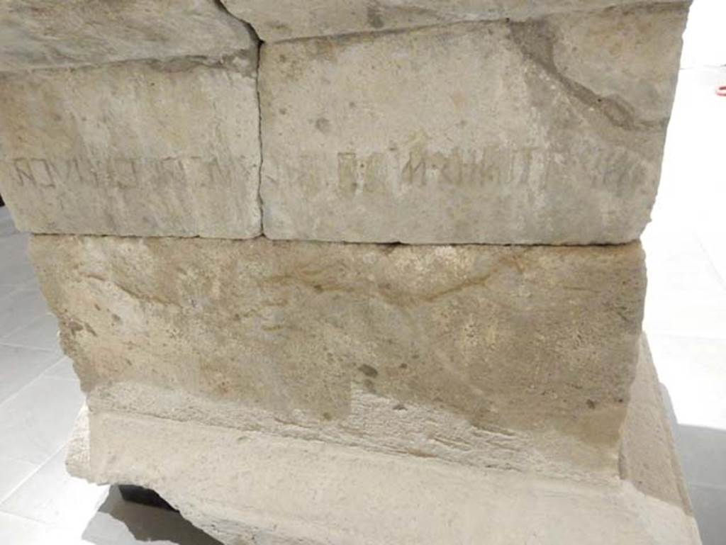 Tempio dionisiaco in località Sant’Abbondio di Pompei. May 2018. Inscription on rear of altar.
Photo courtesy of Buzz Ferebee.
According to Lorenza Barnabei, the Oscan inscription equates to
MARAS ATINIUS MARAE F AIDILIS SUA PECUNIA.
The inscription on the rear was engraved with less accuracy than that on the front.
See Barnabei L. in Contributi di Archeologia Vesuviana, 3, Rome, 2007 (Studi della Soprintendenza archeologica di Pompei, 21), p. 39.