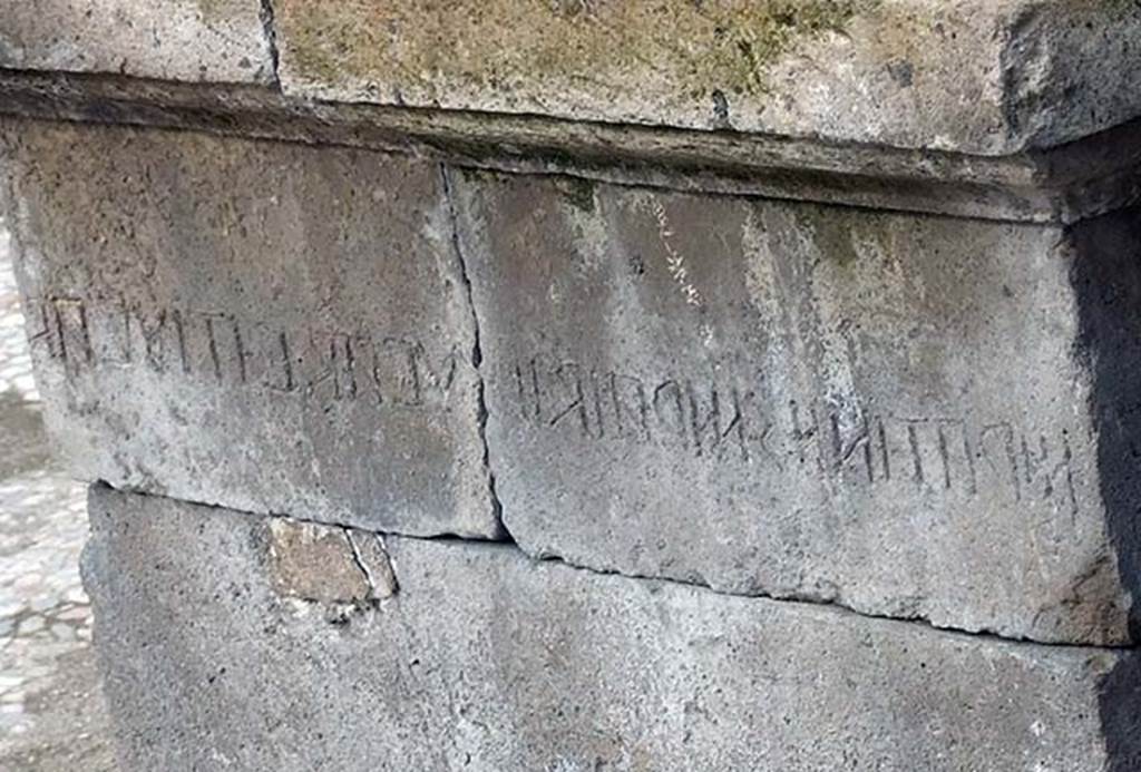 Tempio dionisiaco in località Sant’Abbondio di Pompei. March 2009. Temple altar in Pompeii Antiquarium.
According to Lorenza Barnabei, the Oscan inscription equates to
MARAS ATINIUS MARAE F AIDILIS SUA PECUNIA.
The inscription on the rear was engraved with less accuracy than that on the front, which still showed traces of the red paint highlighting its letters.
Cooley translates this as
Maras Atinius, son of Maras, aedile, at his own expense.
The same individual is named as quaestor (kvaísstur) on the inscribed sundial in the Stabian Baths.
The inscriptions found in this temple show that Pompeii’s magistrates were directly involved in establishing the cult, perhaps in the second half of the third century BC.
See Cooley, A. and M.G.L., 2004. Pompeii: A Sourcebook. London: Routledge, p. 12, A16.
See Cooley, A. and M.G.L., 2014. Pompeii and Herculaneum: A Sourcebook. London: Routledge, p. 16, A20.
See Barnabei L. in Contributi di Archeologia Vesuviana, 3, Rome, 2007 (Studi della Soprintendenza archeologica di Pompei, 21), p. 39.