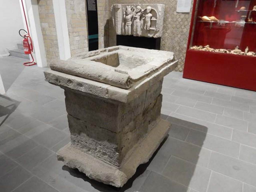 Tempio dionisiaco in località Sant’Abbondio di Pompei. May 2018. Side and rear view of altar.
Photo courtesy of Buzz Ferebee.
