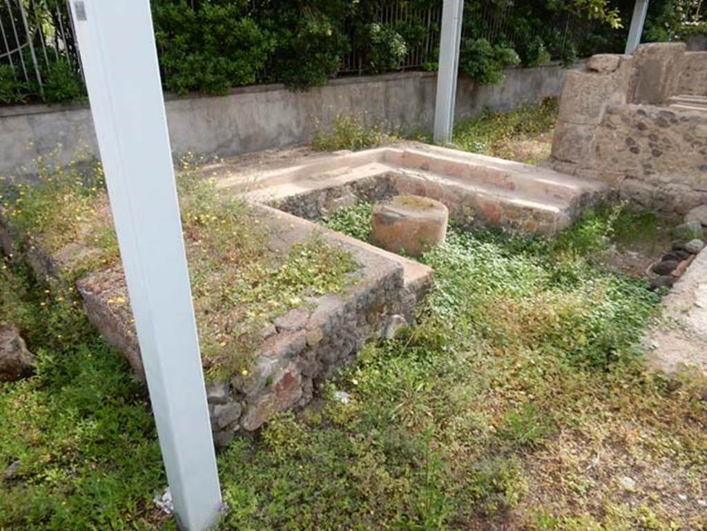 Tempio dionisiaco in località Sant’Abbondio di Pompei. May 2018. Triclinium B (north) and table at north side of ramp.
Photo courtesy of Buzz Ferebee.