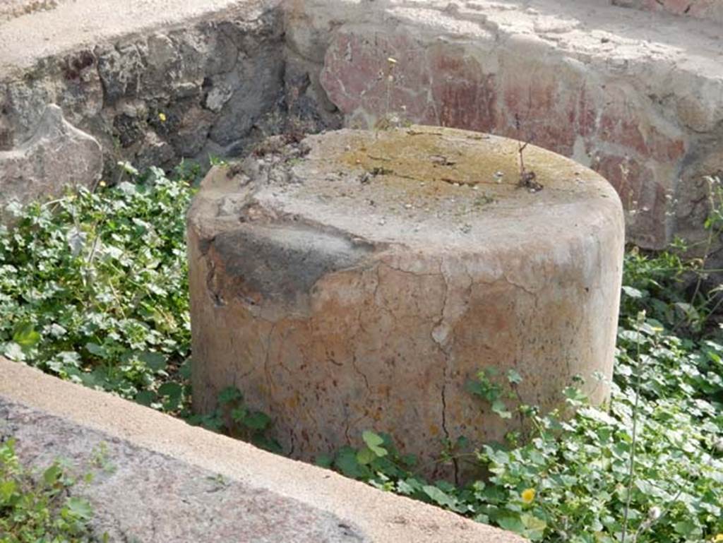 Tempio dionisiaco in località Sant’Abbondio di Pompei. May 2018. Round table in triclinium B at north side of ramp.
Photo courtesy of Buzz Ferebee.