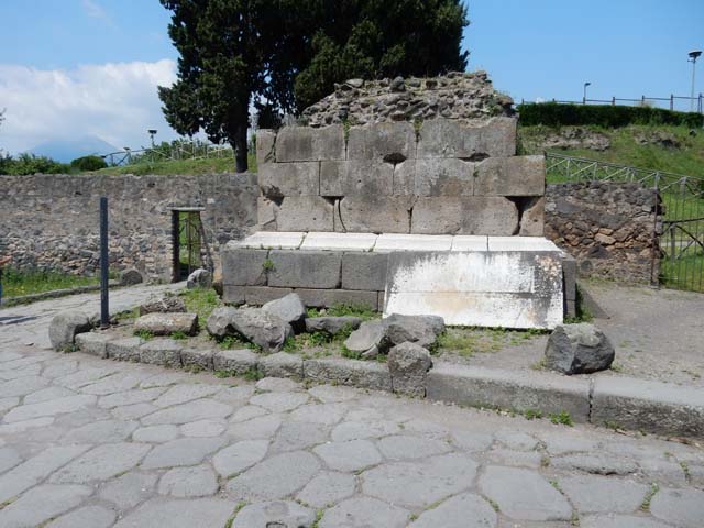 HGE01. Pompeii. May 2006. Looking south-east.