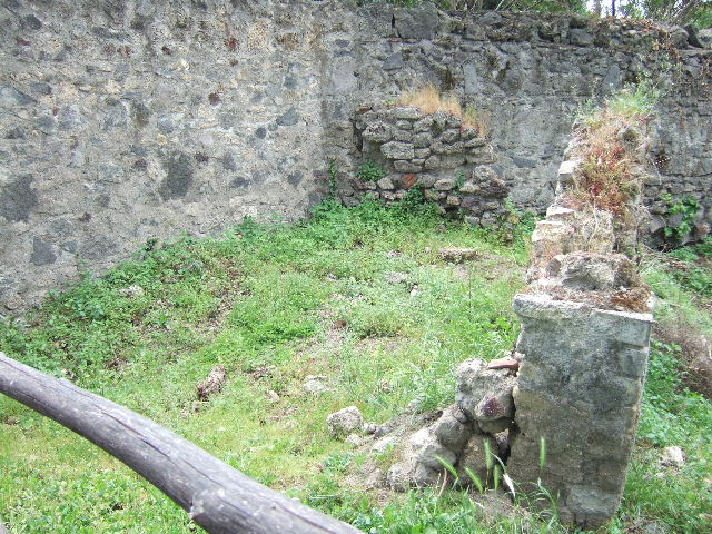 HGE02 Pompeii. May 2006. Looking across HGE04 from west wall of Tomb of Terentius Felix Maior.