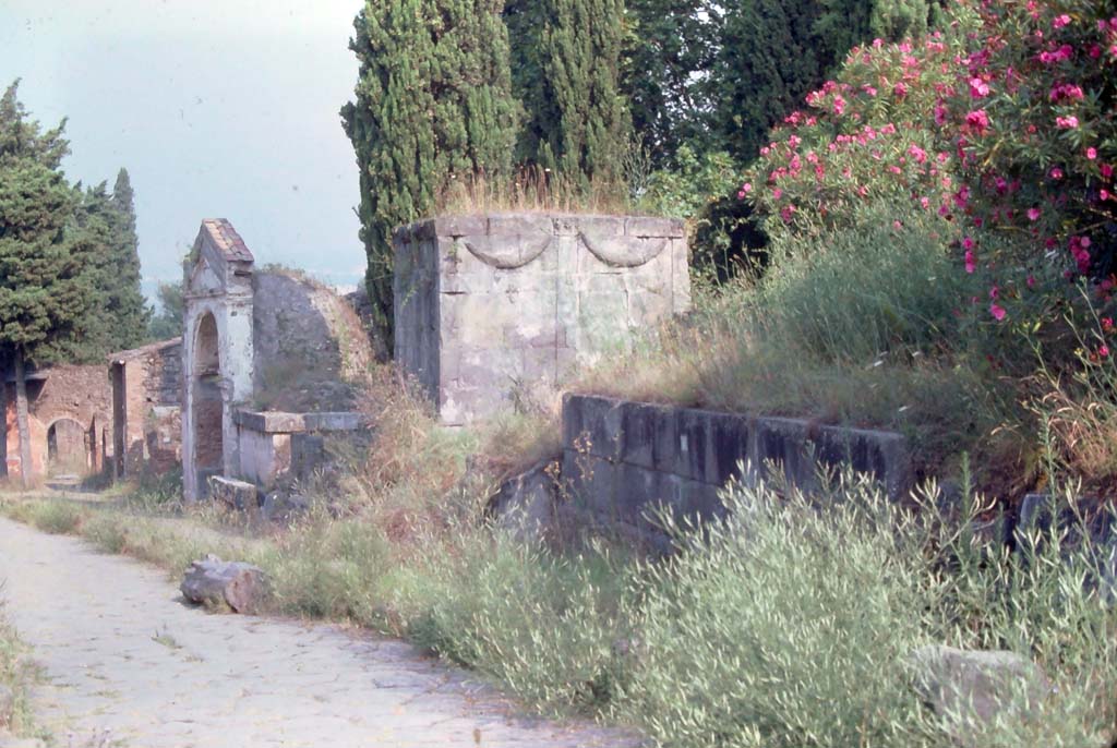 HGE04 Pompeii, on right. 8th August 1976. Looking north along east side of Via dei Sepolcri.
Photo courtesy of Rick Bauer, from Dr George Fay�s slides collection.
