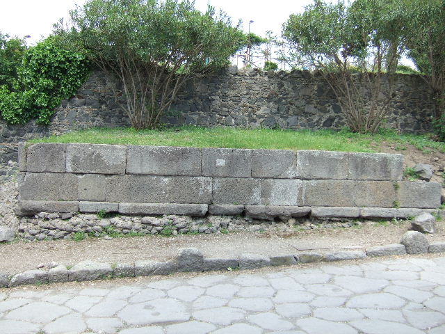 HGE04 Pompeii. May 2006. Rear half of tomb behind wall and to west of Tomb HGE02.