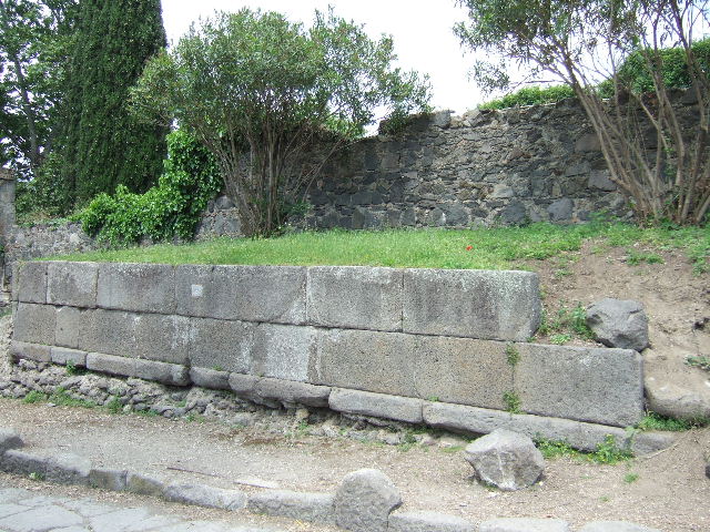 HGE04 Pompeii. December 2006. Rear half of tomb seen from the path leading to the walls at Pompeii. 