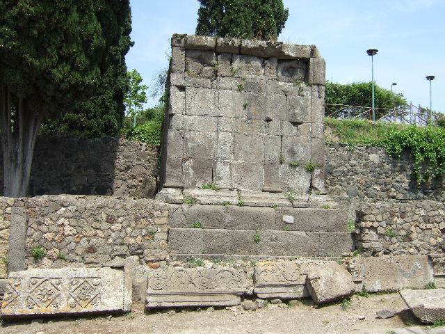 HGE06 Pompeii. May 2006. Side joining with HGE07.