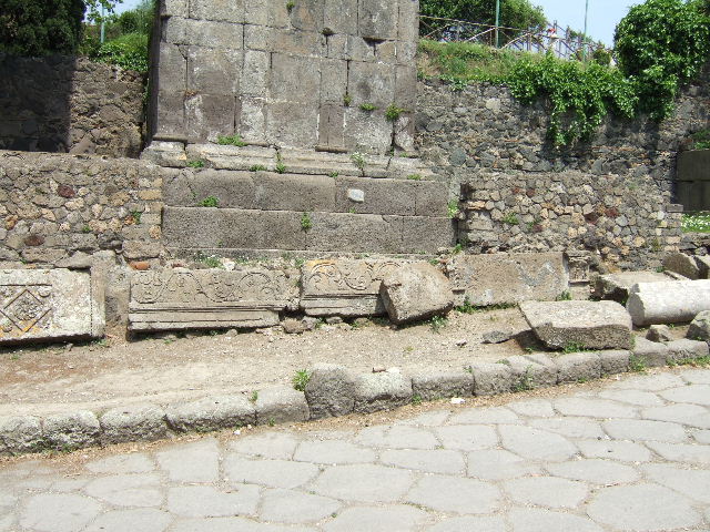 HGE05 Pompeii. May 2006. Front of tomb with two altars leaning against the wall. According to Kockel these may possibly be from HGE06 but are probably from the corners of HGE04. See Kockel V., 1983. Die Grabbauten vor dem Herkulaner Tor in Pompeji. Mainz: von Zabern. (p. 121-2).