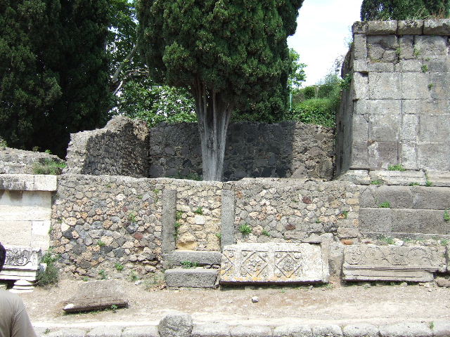 HGE07 Pompeii. May 2006. Front of tomb on Via dei Sepolcri. The architectural pieces are from HGE06.