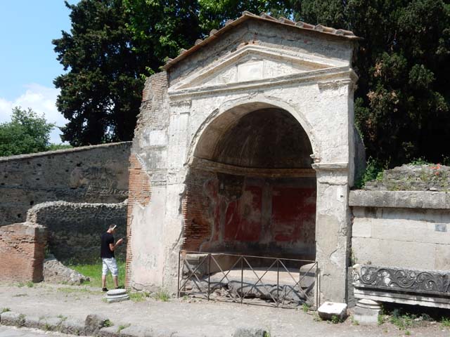 HGE09 Pompeii. May 2006. At the base of the tomb is a public seat. The area above is painted red and stuccoed.