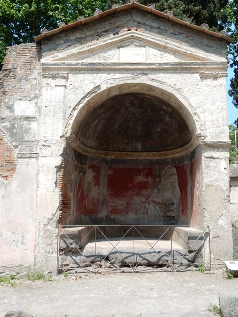 HGE09 Pompeii. Tomb and seat centre with HGE10 left and HGE08 right. Old undated photograph courtesy of the Society of Antiquaries, Fox Collection.