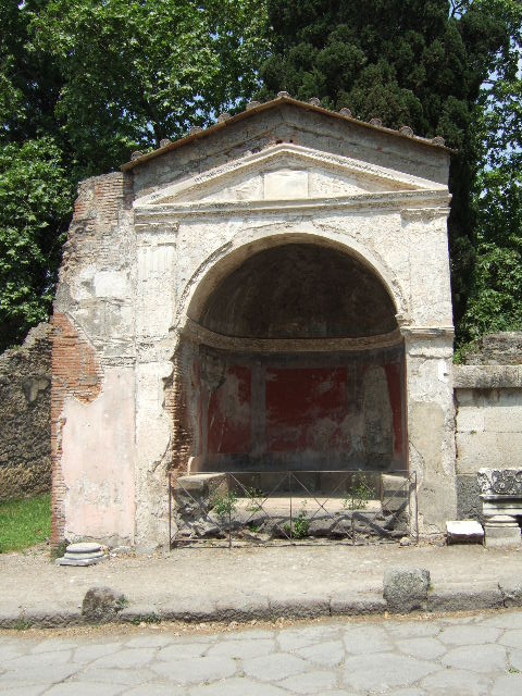 HGE09 Pompeii. May 2006. Curved roof of front with stucco decoration on left side.