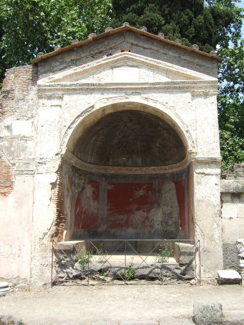 HGE09 Pompeii. May 2006. Curved roof of front with stucco decoration on right side.