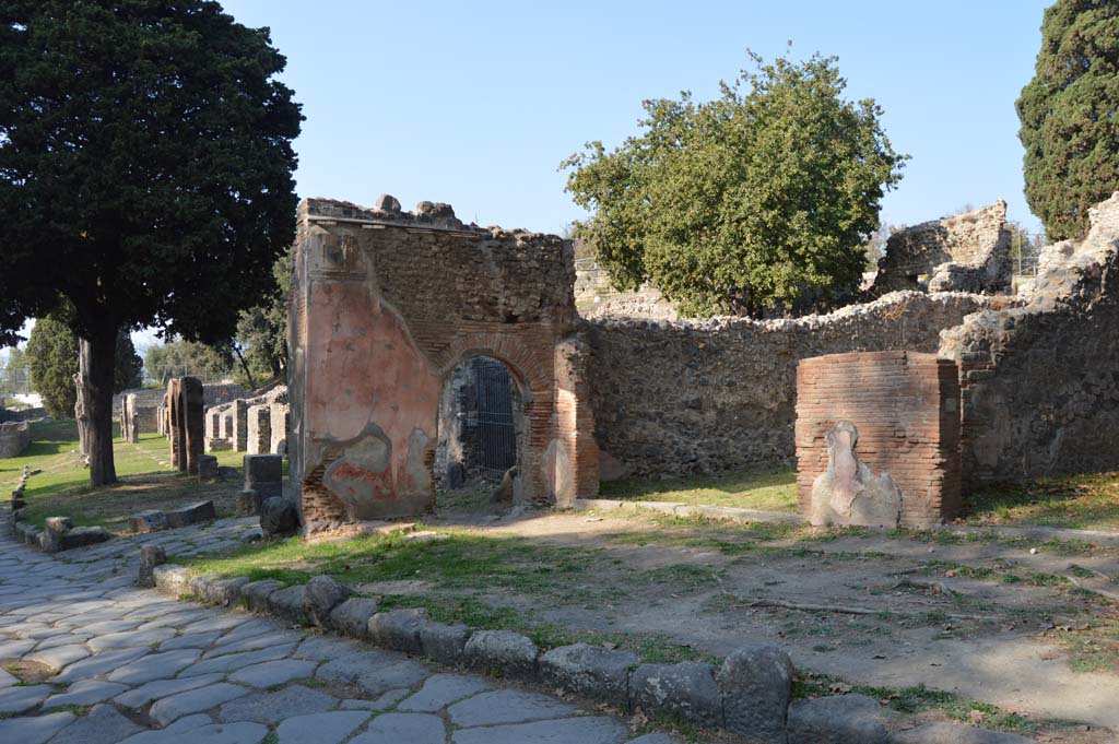 HGE13 Pompeii, on right. October 2017. Looking north-east along east side of Via dei Sepolcri.
Foto Taylor Lauritsen, ERC Grant 681269 D�COR.

