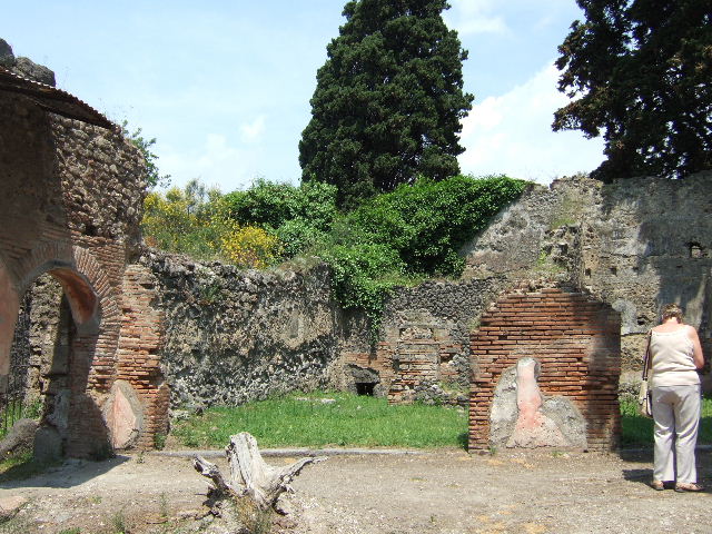 HGE14 Pompeii. May 2006. Looking east towards rear rooms.