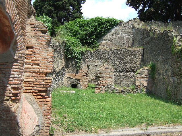 HGE15 and HGE14 Pompeii. May 2006. Two entrance doorways with wall of arch between them.