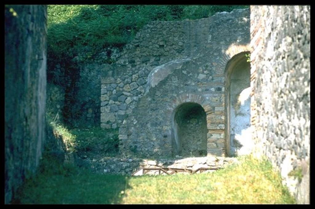 HGE15A Pompeii. Looking east towards graves from entrance HGE15. Photographed 1970-79 by G�nther Einhorn, picture courtesy of his son Ralf Einhorn.
