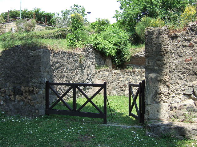 HGE17 Pompeii. May 2006. Doorway to rear room in east wall of shop.