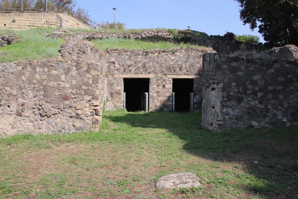 HGE19 Pompeii. May 2006. Two doorways to rear rooms.