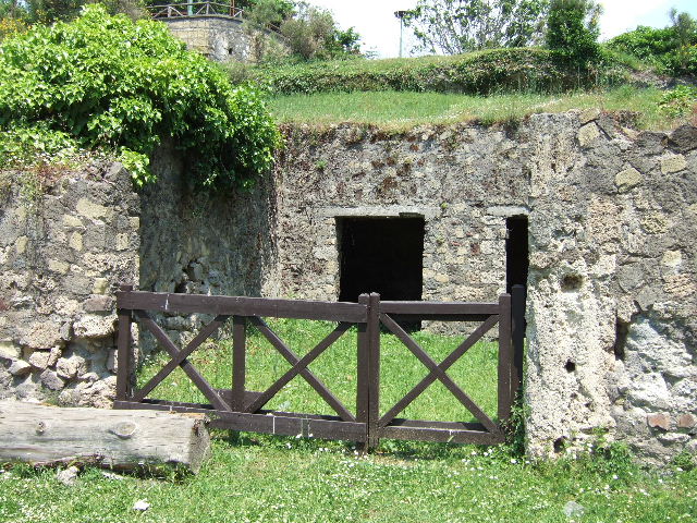 HGE19 Pompeii. May 2006. Doorway to rear room in north-east corner.