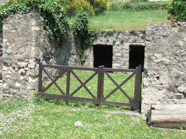 HGE20 Pompeii. May 2006. South wall with arched niche.