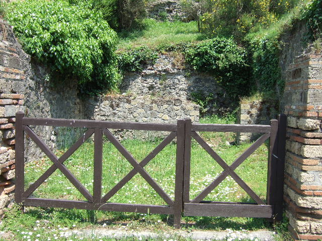 HGE21 Pompeii. May 2006. Niche in south wall of shop-room.