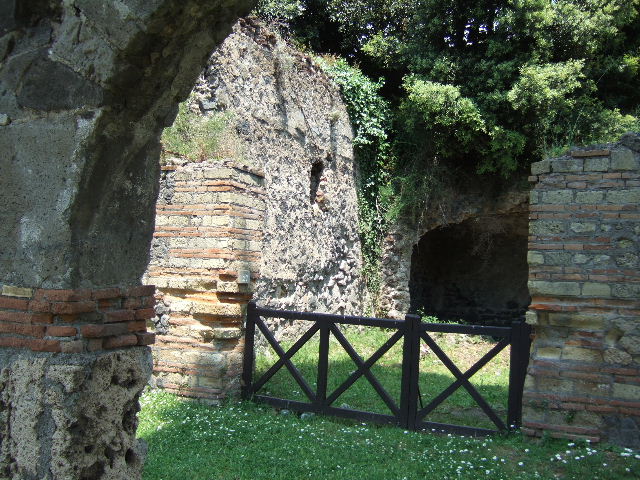 HGE27 Pompeii. May 2006. East side.