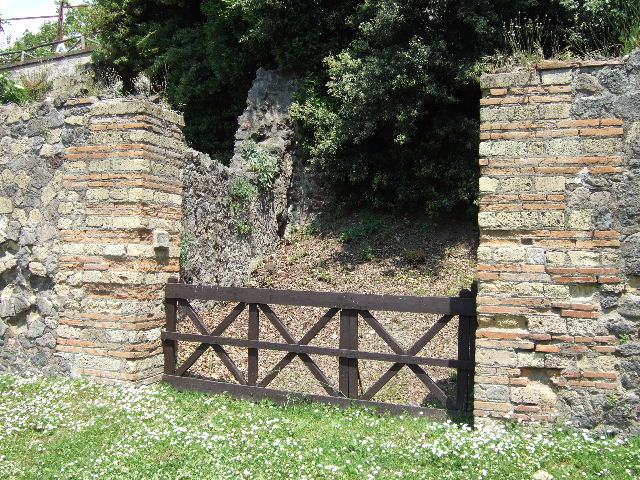 HGE28 Pompeii. May 2006. North side of shop.