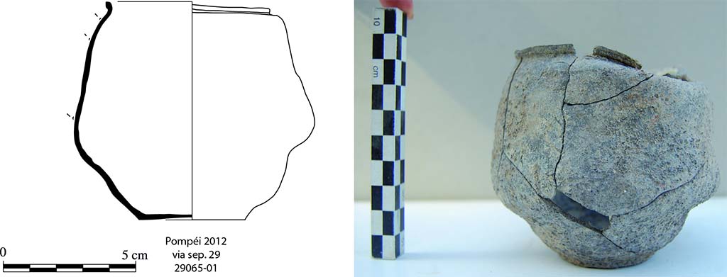 Fig. 4 - Pomp�i. Dessin et photo d�un gobelet � paroi fine d�form� par la cuisson.
A. Lacombe. 
