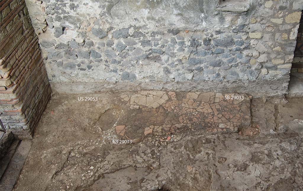 Fig. 6 - Pomp�i. Photo de la structure b�tie faite de tuiles et briques taill�es et du niveau de lapilli dans la pi�ce 1.
B. Lemaire.

