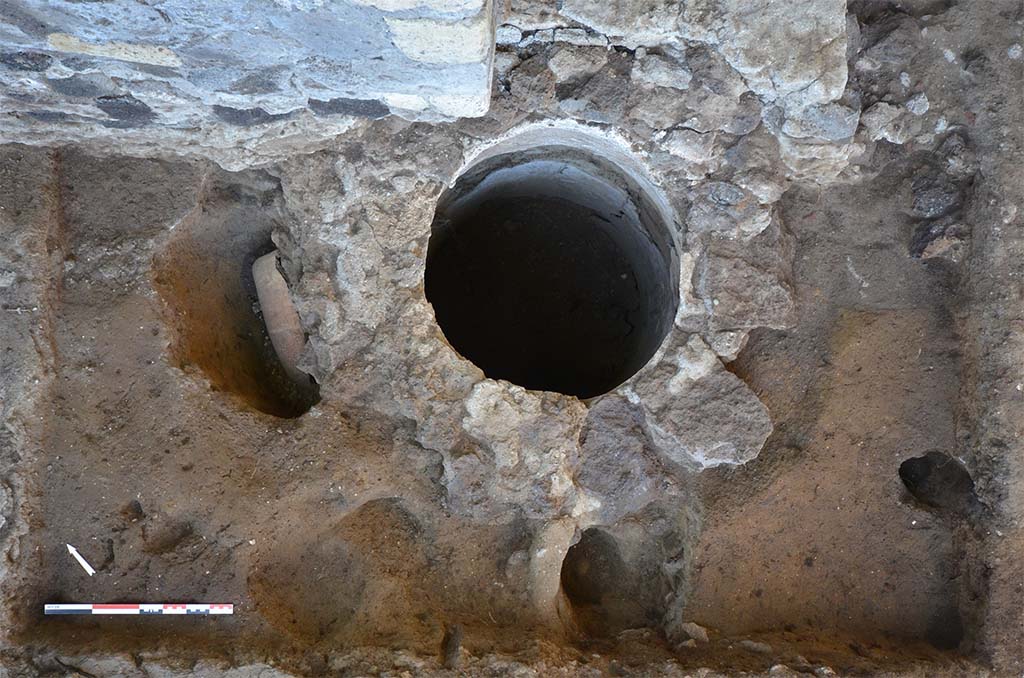 Fig. 6 - HGE29 Pomp�i. La citerne et le bouchage de la br�che.  
Photo � Centre Jean B�rard. 
