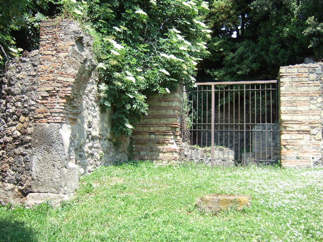 HGE29 Pompeii. May 2006. North-east corner, with doorway and rear room.