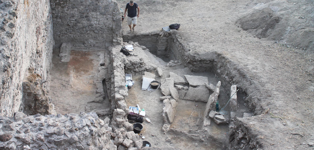 HGE30 Pompeii. 2016. The workshop is on the left with the Samnite tombs on the right. At the far end are the steps leading to the workshop.
� L. Cavassa/CNRS-AMU 
