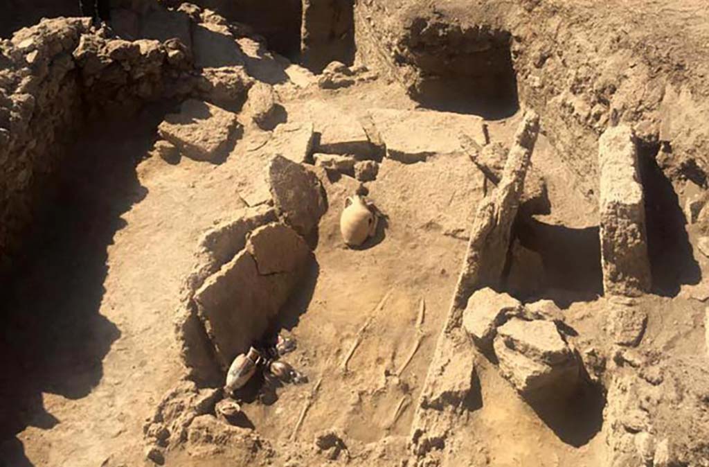 HG31A Pompeii. Tomb of a Samnite Woman. 2015. Tomb dating from 4th century BC.
According to Laetitia Cavassa, a few Samnite tombs were uncovered in the same area in the 19th century.
According to documents from that time, they were smaller, consisting of a cavity, a body and a few offerings that we have lost trace of.
Other tombs were excavated in 1979, but they were more recent.
Here we have a complete ensemble dating from the 4th century BC, which is extraordinary, even if some of the blocks are damaged.
See https://news.cnrs.fr/articles/a-rare-pre-roman-tomb-surfaces-in-pompeii
Photograph © Parco Archeologico di Pompei.