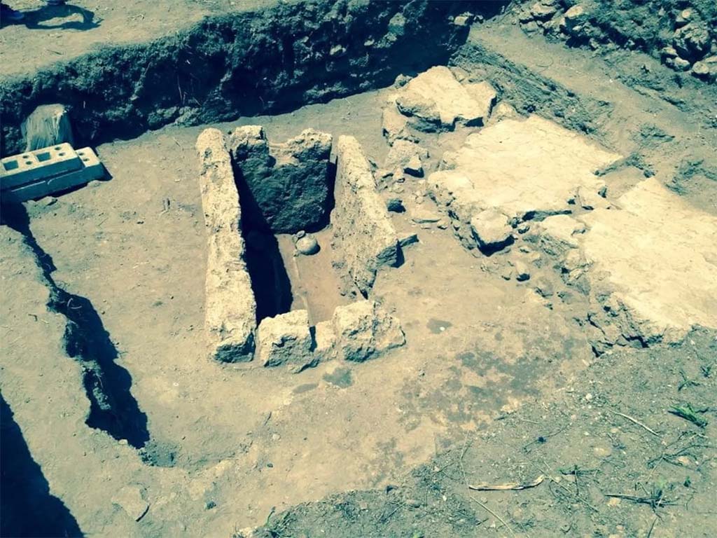 HGE32A Pompeii. June 2016. Tomb of a Samnite Man. The chest tomb and, on the right, the nineteenth-century wall that fell after the bombings of 1943.

La tomba a cassa e, a destra, il muro ottocentesco abbattutosi dopo i bombardamenti del 1943.

Photograph � Parco Archeologico di Pompei.
